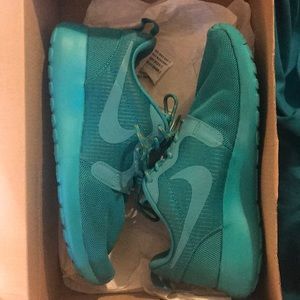 I’m selling my Turbo Green Nike RosheRuns.